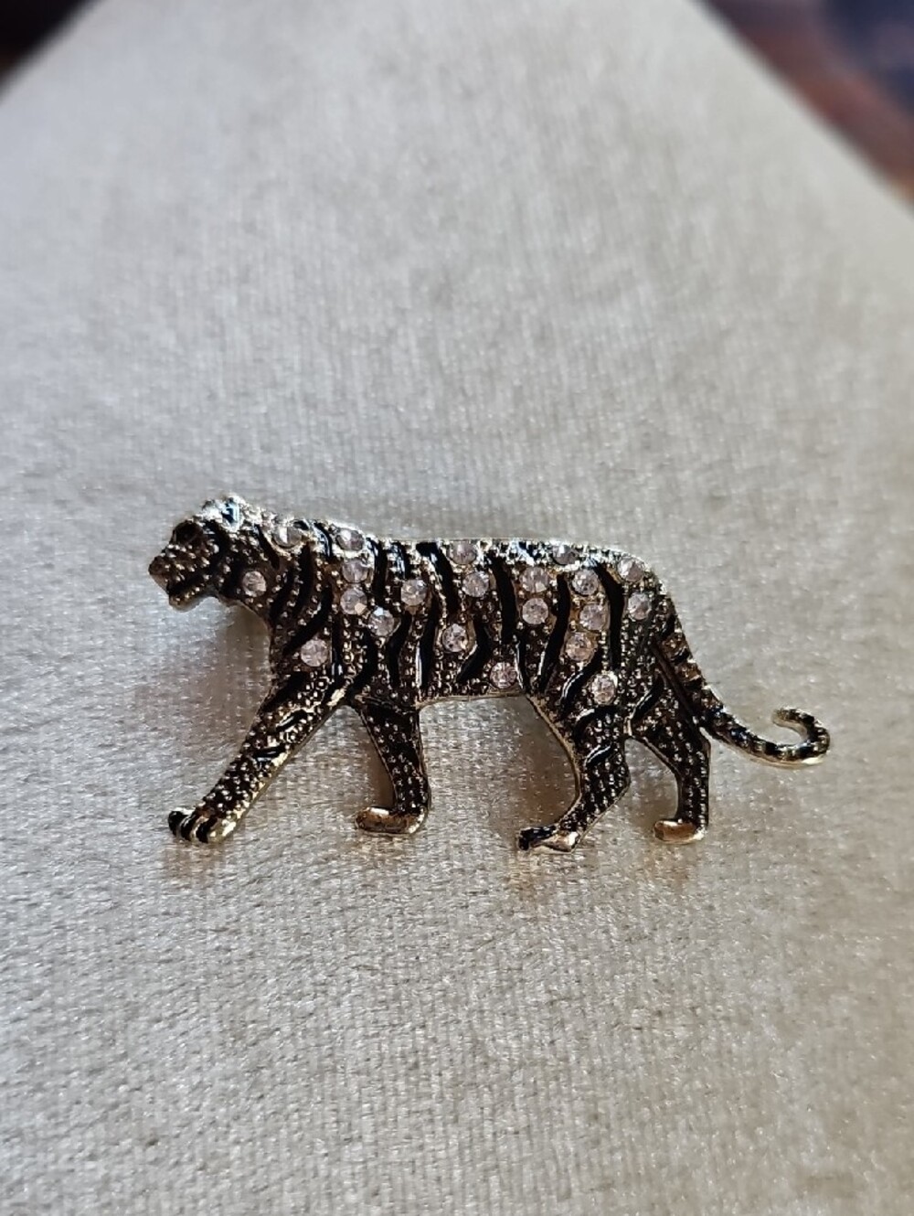 Gold Tone Tiger Brooch with Clear Rhinestones - Picture 3 of 7